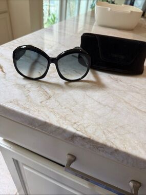 Tom Ford Annnabelle TF1010 62-16 black acetate frame with grey lens
